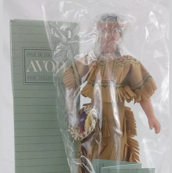 Avon International Porcelain Collection Tasime Dol - Picture 6 of 8